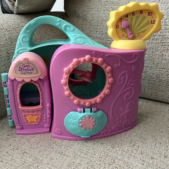 2005 Littlest Pet Shop Get Better Playset - Picture 1 of 4